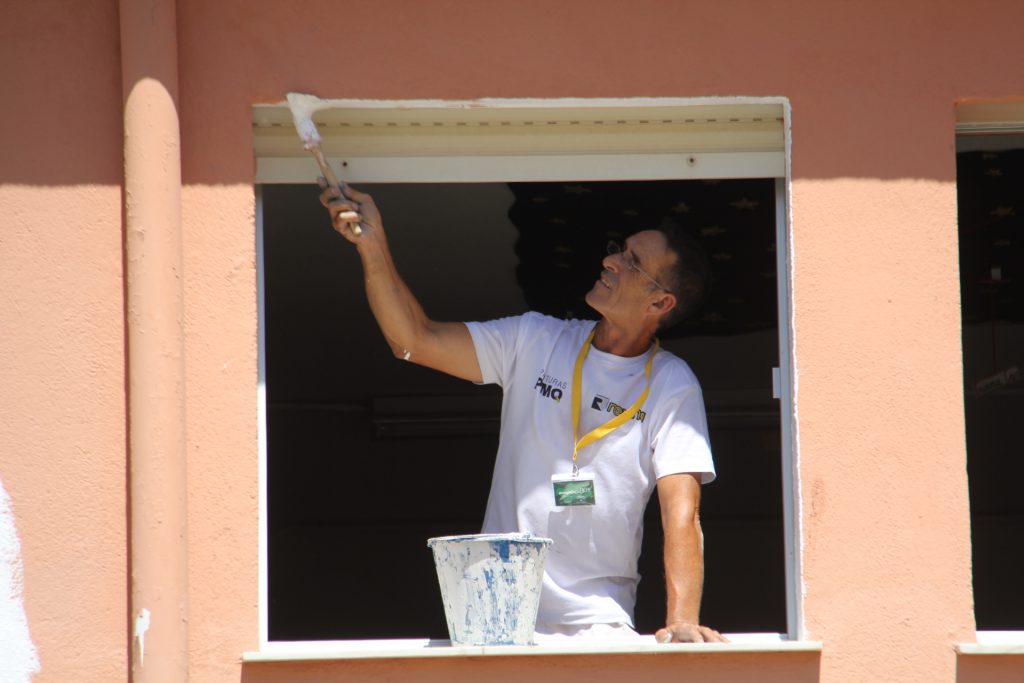 OPERARIO CONTRATADO PROGRAMA MAS 30 PINTANDO COLEGIO RIO VERDE ALMUÑECAR 17